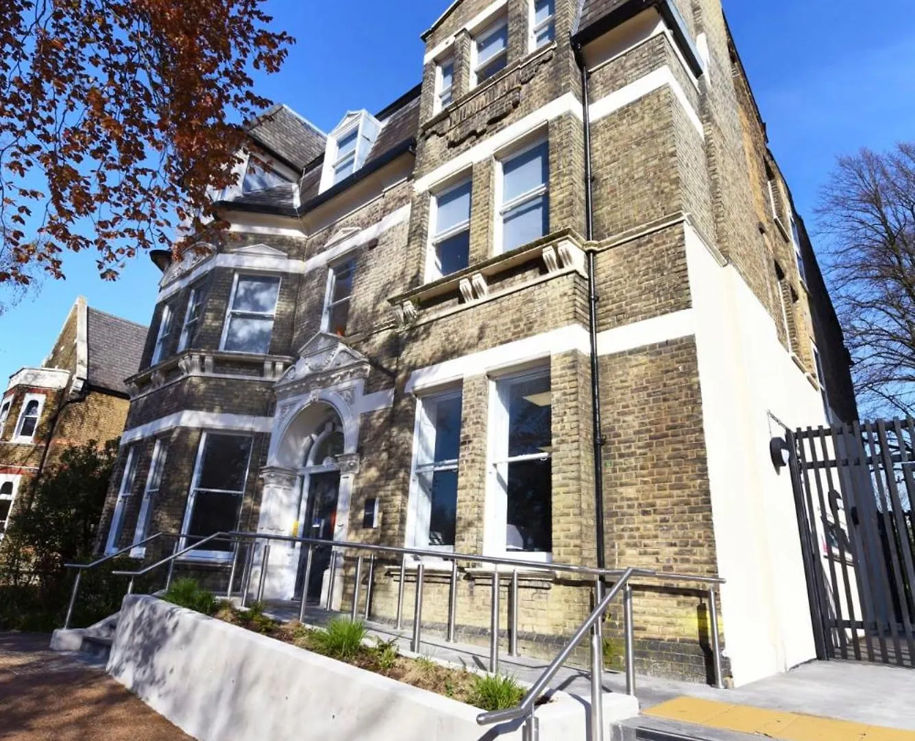 Raymont Hall In London 0*,